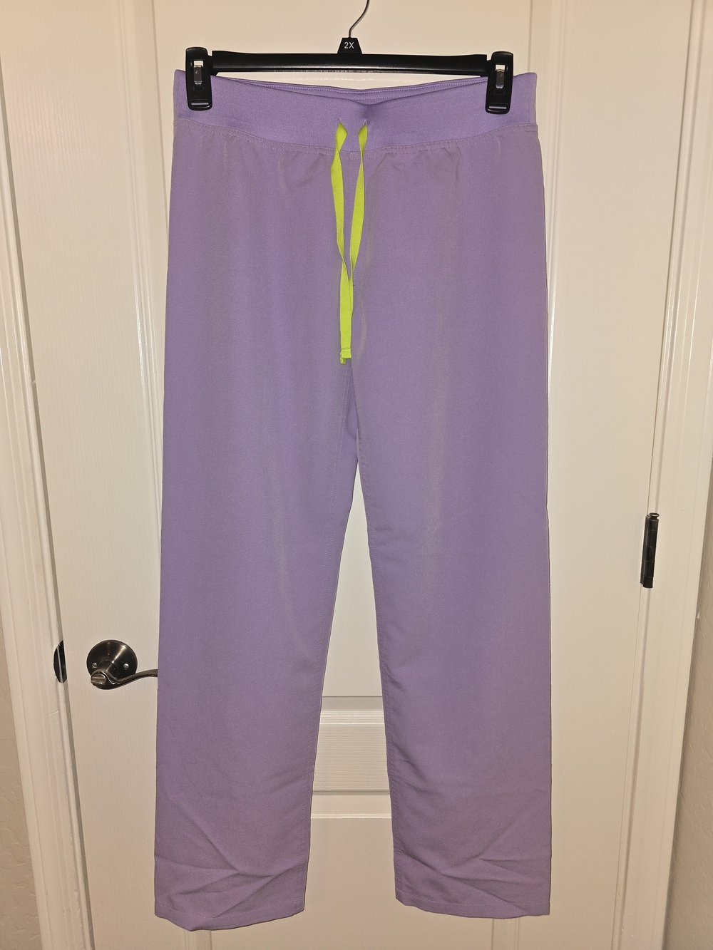Figs LIKE NEW Lavender Scrubs Set with V-Neck Top - Size SMALL - Picture 4 of 7
